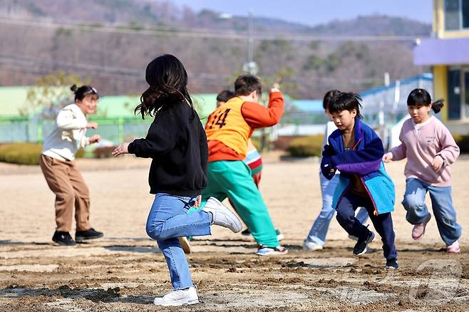 충북 괴산 장연초등학교가 학생들의 건강한 성장과 즐거운 학교생활 적응을 돕기 위해 19일 전교생을 대상으로 '공동체 놀이 프로그램을 운영하고 있다.(괴산증평교육지원청 제공. 재판매 및 DB금지)