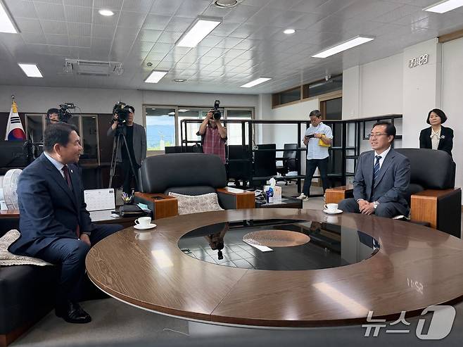 강삼영 강원도교육감 당선인(사진 오른쪽)과 신경호 교육감이 8일 도교육청 2층 교육감실에서 인사를 나누고 있다. 2026.6.8 한귀섭 기자