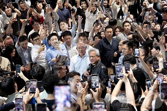 젠슨 황 엔비디아 최고경영자(CEO)가 정의선 현대자동차 그룹 회장과 8일 서울 서초구 현대자동차그룹 양재 사옥을 방문해 이동형 로봇 플랫폼 '모베드(MobED)' 시연을 본 뒤 발언하고 있다. (공동취재) 2026.6.8 ⓒ 뉴스1 김진환 기자