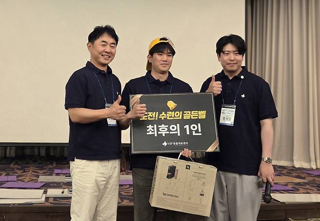 최이돈 VIP동물의료센터 대표 원장(맨 왼쪽)이 골든벨을 울린 손명준 수련의와 기념 사진을 찍고 있다. ⓒ 뉴스1