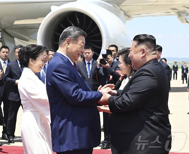 시진핑 중국 국가주석과 부인인 펑리위안 여사가 8일 오전 북한 평양 순안공항에 도착해 김정은 북한 노동당 총비서와 리설주 여사의 영접을 받고 있다. 2026.6.8 ⓒ 신화=뉴스1