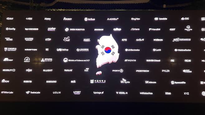 엔비디아가 주최한 AI 간담회 현장에 참여 기업들의 로고가 게재돼 있다.(독자 제공)