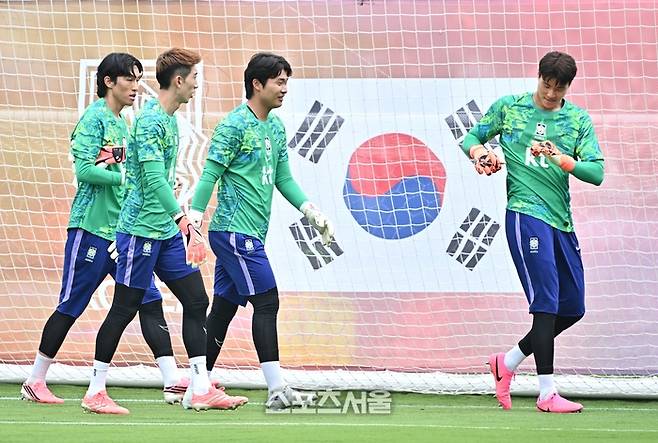 2026 북중미 월드컵에 참가하는 축구국가대표팀의 골키퍼들이 8일(한국시간) 멕시코 과달라하라 인근 사포판의 치바스 베르데 바예에서 훈련을 하기 위해 그라운드를 함께 걷고 있다. 왼쪽부터 김승규, 조현우, 윤기욱(훈련 파트너), 송범근.