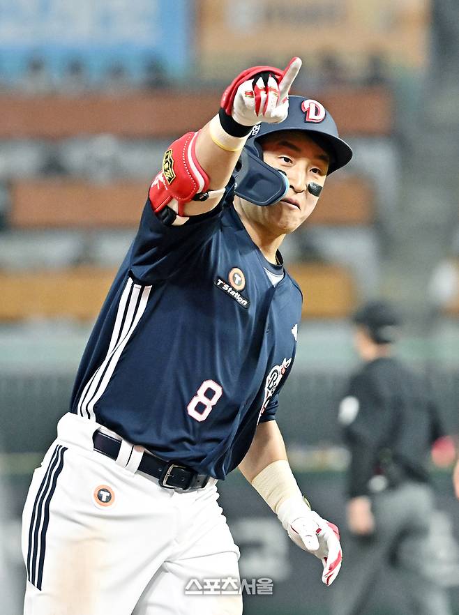두산 손아섭이 14일 인천SSG랜더스필드에서 열린 2026 KBO리그 SSG전 4회초 1사 2루 상황에서 SSG 투수 박시후를 상대로 2점 홈런을 치고 세리머니를 하고 있다. 문학 | 박진업 기자 upandup@sportsseoul.com