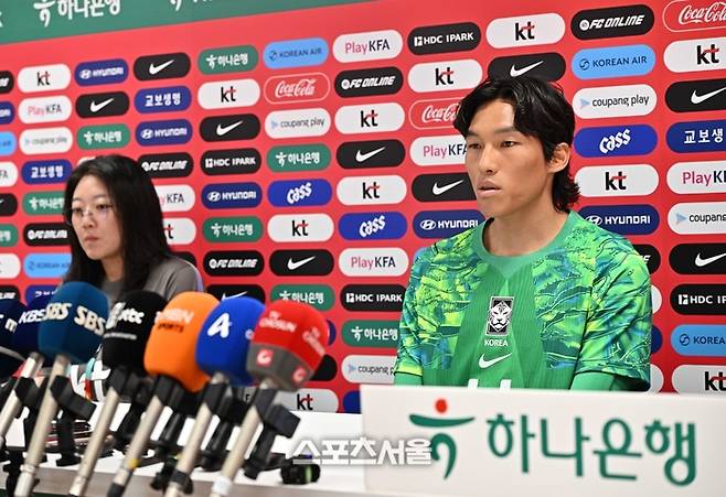 2026 북중미 월드컵에 참가하는 축구국가대표팀의 골키퍼 김승규가 8일(한국시간) 멕시코 과달라하라 인근 사포판의 치바스 베르데 바예에서 훈련에 앞서 인터뷰를 하고 있다.  사포판(멕시코) | 박진업 기자 upandup@sportsseoul.com