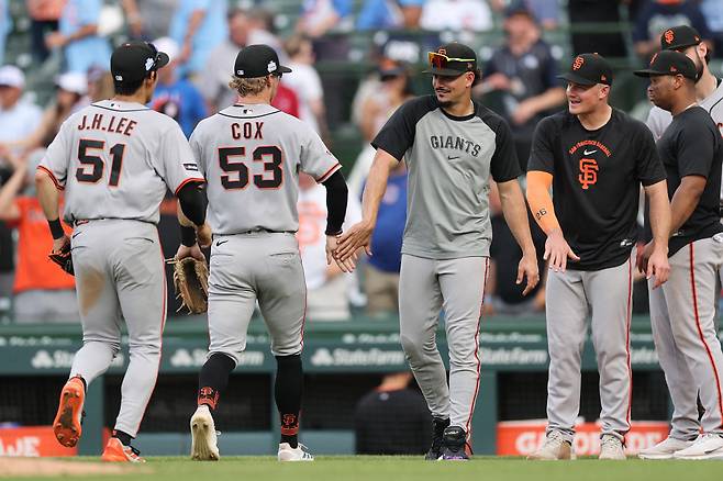 CHICAGO, ILLINOIS - JUNE 05: Jung Hoo Lee #51, Jonah Cox #53, Willy Adames #2 and Matt Chapman #26 of the San Francisco Giants celebrate defeating the Chicago Cubs 18-3 at Wrigley Field on June 05, 2026 in Chicago, Illinois. Michael Reaves/Getty Images/AFP (Photo by Michael Reaves / GETTY IMAGES NORTH AMERICA / Getty Images via AFP)연합뉴스