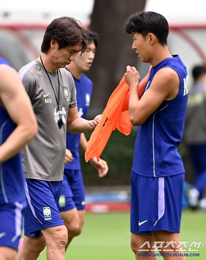 8일(한국시각) 멕시코 과달라하라 인근 사포판 월드컵대표팀 베이스캠프 훈련장 치바스 베르데 바예에서 진행된 대한민국 월드컵 대표팀의 공식 훈련, 홍명보 감독이 조끼를 입는 손흥민의 옆을 지나치고 있다. 사포판(멕시코)=허상욱 기자wook@sportschosun.com/2026.06.08/