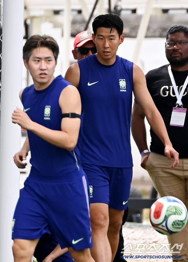 7일(한국시각) 멕시코 과달라하라 인근 사포판에 위치한 월드컵대표팀 베이스캠프 훈련장인 치바스 베르데 바예에서 진행된 대한민국 월드컵 대표팀의 공식 훈련, 이강인과 손흥민이 그라운드로 나서고 있다. 사포판(멕시코)=허상욱 기자wook@sportschosun.com/2026.06.07/