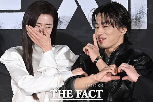 영화 '군체'가 3주 연속 주말 박스오피스 정상을 차지했다. 사진은 배우 전지현(왼쪽)과 구교환이 4월 6일 오전 서울 용산구 CGV 용산 아이파크몰에서 열린 영화 '군체' 제작보고회 기념촬영 중 웃음을 보이고 있는 모습. /김성렬 기자