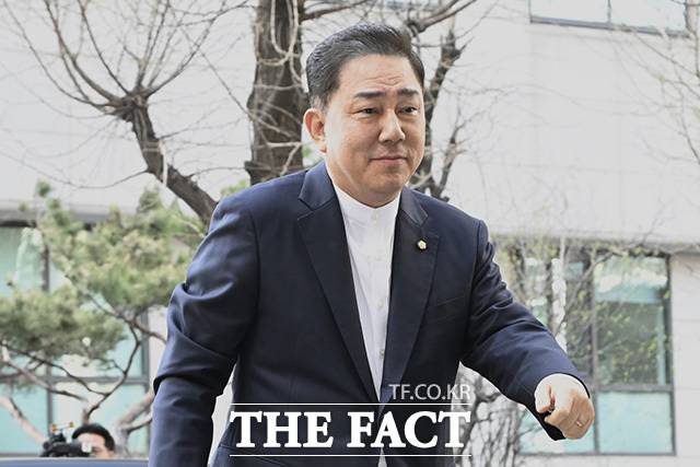 경찰이 13개 의혹을 받는 김병기 무소속 의원 사건과 관련해 일부 의혹에 대한 일부 의혹에 대한 보완 수사를 진행 중인 것으로 확인됐다. 경찰은 남은 의혹에 대한 수사를 마무리한 뒤 최종 결론을 내릴 계획이다. 사진은 김 의원이 지난 4월2일 오후 서울 마포구 서울경찰청 공공범죄수사대에 피의자 신분으로 출석하고 있는 모습./송호영 기자