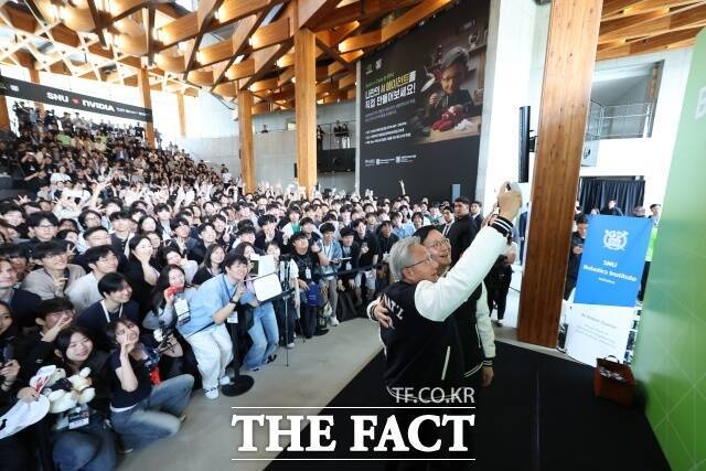 젠슨 황(Jensen Huang·63) 엔비디아(NVIDIA) 최고경영자(CEO)가 8일 서울 관악구 서울대 해동첨단공학관에서 서울대학교와 엔비디아가 공동 개최한 'Build-A-Claw'에 참석해 학생과 학교 관계자 등과 기념촬영하고 있다./서울대