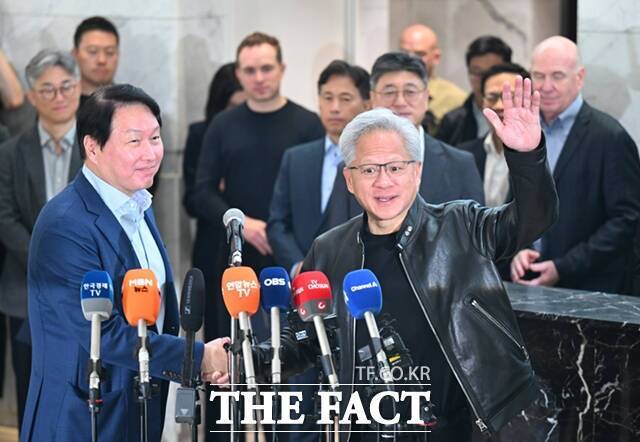 젠슨 황 엔비디아 CEO가 8일 오전 서울 종로구 SK서린빌딩을 찾아 최태원 SK그룹 회장과 악수하고 있다. /이새롬 기자