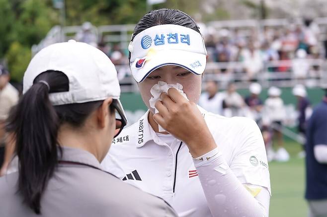 마지막 퍼트 뒤 서교림은 눈물을 참으려다 갑자기 코피를 흘렸다. 그는 "피곤해서가 아니라 감정이 벅차 코를 막았는데 코피가 났다"라고 설명했다. 첫 승의 압박과 감격이 함께 묻어난 장면이었다. 박태성 작가 제공