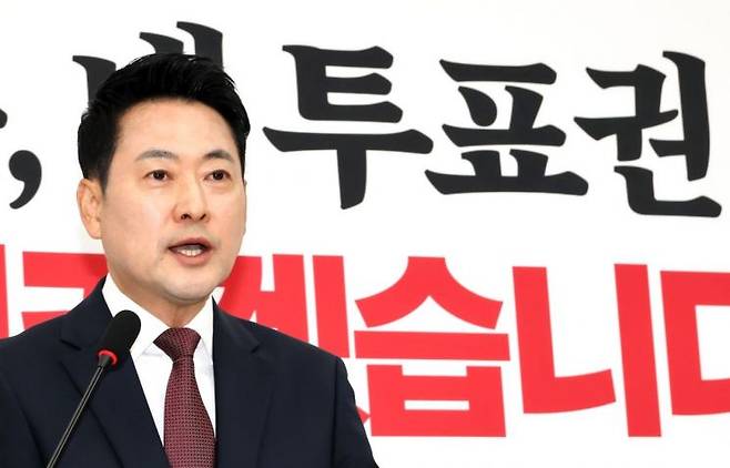 국민의힘 장동혁 대표가 7일 국회에서 6·3 지방선거에서 불거진 투표용지 부족 사태와 관련한 기자회견을 열고 있다. 연합뉴스