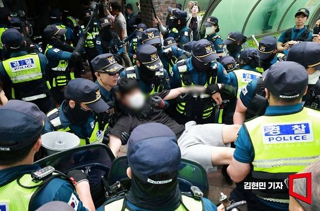 지난 5일 서울 송파구 잠실7동 2투표소 앞에서 경찰이 투표함 이송을 위해 이를 막아선 시위대를 해산 조치하고 있다. 김현민 기자