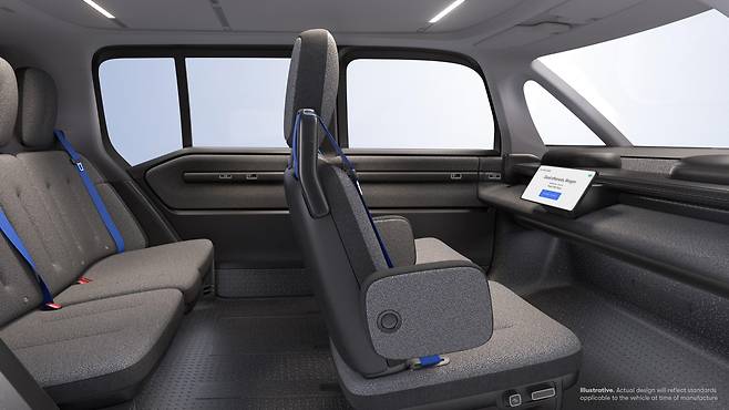 웨이모가 중국 지리 계열의 ‘지커(Zeekr)’사와 공동 개발한 새 로보 택시’지커 RT’. 내부에 운전석이나 운전대, 페달이 없다. /웨이모