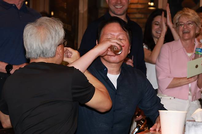 젠슨 황 엔비디아 최고경영자(CEO)와 최태원 SK그룹 회장이 7일 오후 서울 강남구 깐부치킨 삼성점에서 '치맥 회동'을 하고 있다. /뉴스1