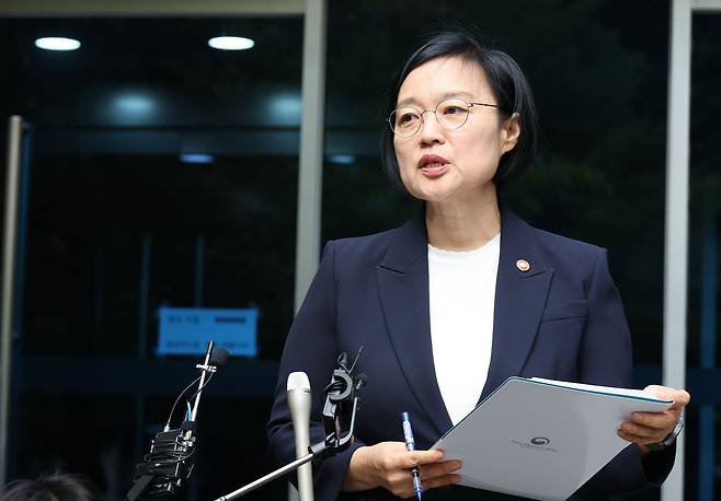 한성숙 국무총리 후보자가 8일 오전 서울 종로구 통의동 금융감독원 연수원에 마련된 인사청문회 준비단 사무실 앞에서 총리 후보자로 지명된 소감을 말하고 있다. /연합뉴스