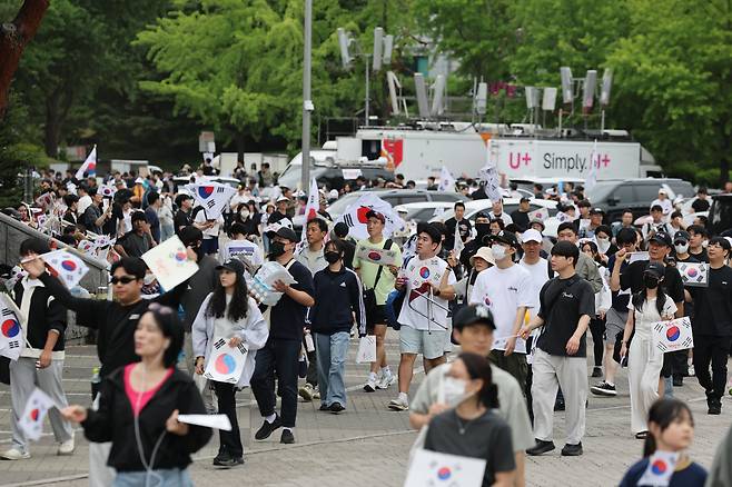 6·3 지방선거 투표용지 부족 사태에 반발한 시민들이 7일 오전 서울 송파구 올림픽공원 핸드볼경기장 개표소 앞에서 재선거를 주장하며 태극기를 흔들고 있다. 2026.6.7 /박성원 기자