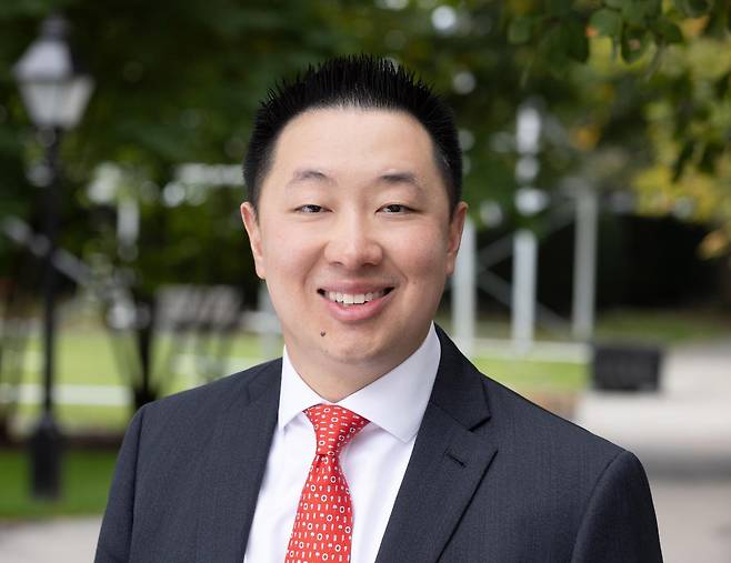 첨단 기술 환경에서의 기업 경쟁과 시장 구조에 미치는 영향을 연구하는 앤디 우 하버드대 경영대학원 교수는 생성형 인공지능(AI) 열풍을 ‘골드러시’에 비유하면서 AI 모델 기업보다 반도체 기업과 애플리케이션 기업이 장기적으로 더 강한 협상력을 가질 수 있다고 강조했다. 
앤디 우 교수 제공