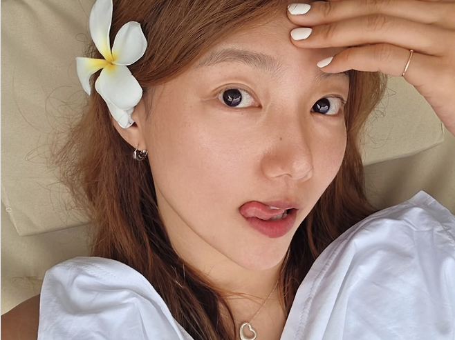 햇빛 알레르기를 예방하려면 평소 선글라스나 양산 등으로 자외선을 직접 차단하고, 자외선 차단제를 꼼꼼히 바르는 것이 필수적이다. 사진=이채영 인스타그램