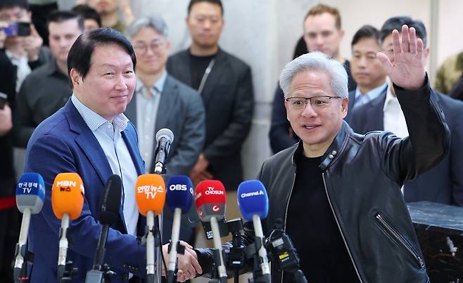 젠슨 황 엔비디아 최고경영자(CEO)와 최태원 SK그룹 회장이 8일 오전 서울 종로구 SK 서린빌딩에서 열린 엔비디아-SK 협력 관련 언론브리핑을 마친 후 악수하고 있다. 2026.6.8/뉴스1