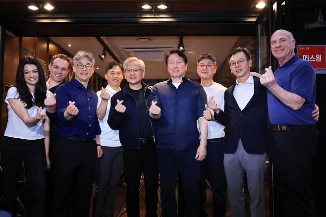 젠슨 황 엔비디아 최고경영자(CEO)와 최태원 SK그룹 회장이 7일 오후 서울 강남구 깐부치킨 삼성점에서 ‘치맥 회동’ 중 엔비디아, SK 임직원들과 기념촬영을 하고 있다. 2026.6.7 ⓒ 뉴스1