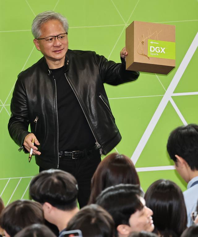 엔비디아 최신 AI컴퓨터 선물하는 젠슨 황 엔비디아 최고경영자. 연합뉴스