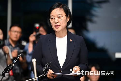 한성숙 국무총리 후보자가 8일 서울 종로구 금융감독원 연수원에 마련된 인사청문회 준비 사무실로 출근하며 지명 소감을 밝히고 있다. 김민수기자 mskim@etnews.com
