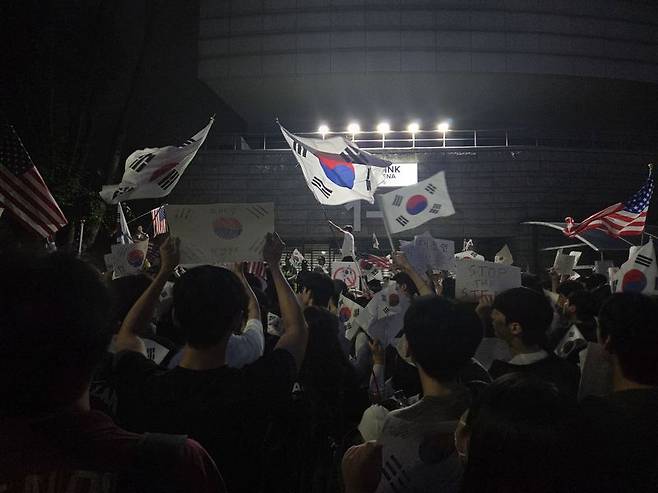 지난 7일 오후 8시께 개표소인 서울 송파구 올림픽공원 핸드볼경기장 일대에서 '재선거'를 연호하는 봉쇄 시위 참여자들. /사진=뉴시스