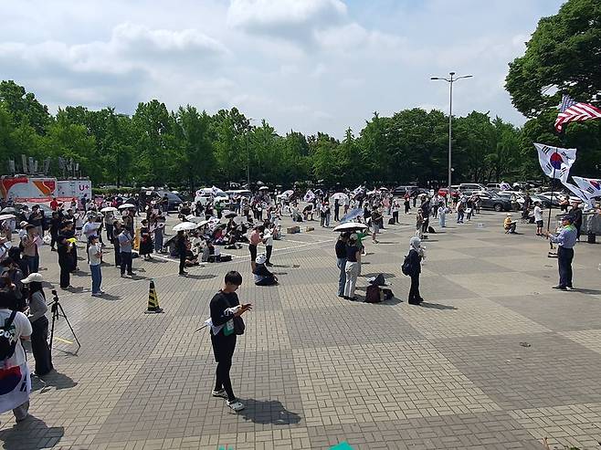 6·3 지방선거 투표용지 부족 사태에 항의하는 시민들이 8일 오전 서울 송파구 올림픽공원 핸드볼경기장 앞에서 재선거를 요구하는 집회를 이어가고 있다. 사진=최승한 기자