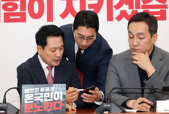 6·3 지방선거에서 불거진 투표용지 부족 사태와 관련해 재선거를 주장하고 있는 국민의힘 장동혁 대표가 8일 국회에서 열린 최고위원회의에서 박준태 의원과 이야기를 나누고 있다. 사진=박범준 기자