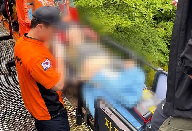 7일 오전 제주 한라산에서 심정지가 온 40대 등산객이 소방당국에 의해 이송되고 있다. 당시 목격자가 구급상황관리센터 지시에 따라 심폐소생술과 자동심장충격기(AED) 사용 등 응급처치를 벌여 소생시켰다. /사진=뉴시스
