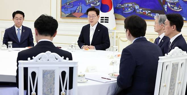 이재명 대통령이 8일 청와대에서 열린 4부 요인 회동에서 발언하고 있다. 뉴시스