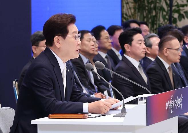 이재명 대통령이 8일 청와대에서 열린 취임 1주년 기자회견에서 발언하고 있다. 박종식 기자 anaki@hani.co.kr