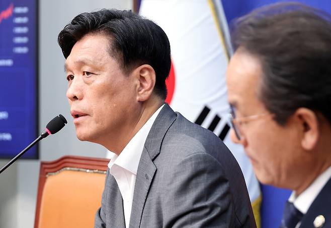 조승래 더불어민주당 사무총장(왼쪽)이 8일 국회에서 당무 현안과 관련한 기자 간담회를 열고 있다. 오른쪽은 강준현 수석대변인. 연합뉴스