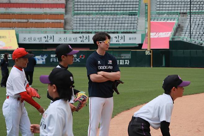 에스에스지(SSG) 랜더스 내야수 박성한이 8일 인천 에스에스지(SSG)랜더스필드에서 열린 한국프로야구선수협회 ‘두드림’ 야구 클리닉 행사에 참가해 선수들의 훈련 모습을 지켜보고 있다. 한국프로야구선수협회 제공
