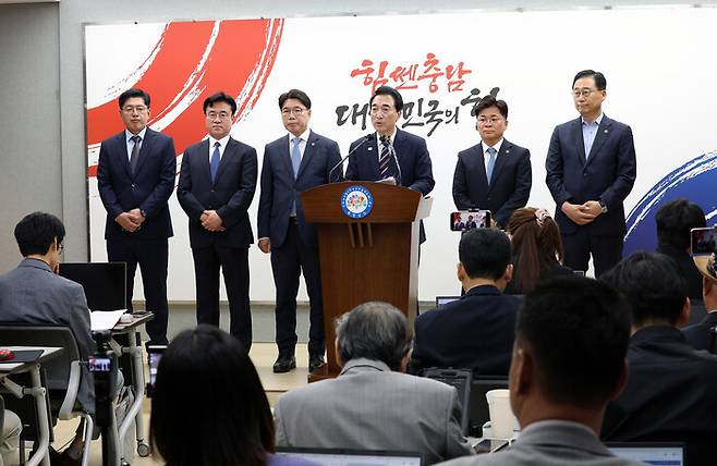 박수현 충남지사 당선자(왼쪽 넷째)가 8일 충남도청 프레스센터에서 ‘통(通)하는 충남 준비위원회’의 주요 인선을 설명하고 있다. 왼쪽부터 강인영 부위원장, 최재용 부위원장, 이재관 위원장, 박수현 당선자, 김민수 비서실장, 김선태 대변인. 충남도 제공