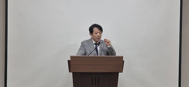 충북지사직 인수위원장을 맡은 이강일 국회의원이 선거용 앱 사용과 당원 명부 유출 의혹과 관련해 설명하고 있다, 이 의원은 관련 의혹을 모두 부인했다. 오윤주 기자