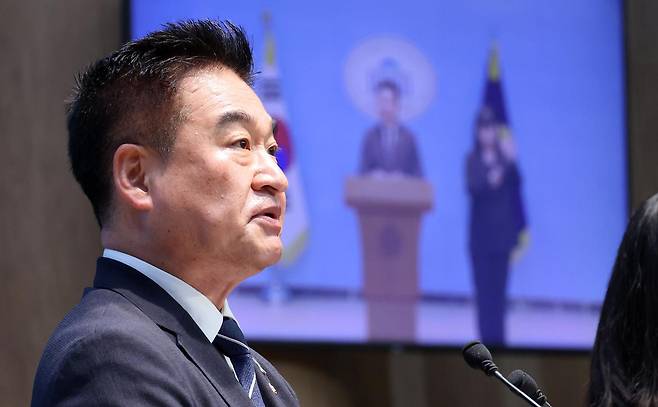 무소속 최혁진 의원이 8일 국회 소통관에서 기자회견을 열고 더불어민주당 입당을 공식 선언하고 있다. 연합뉴스