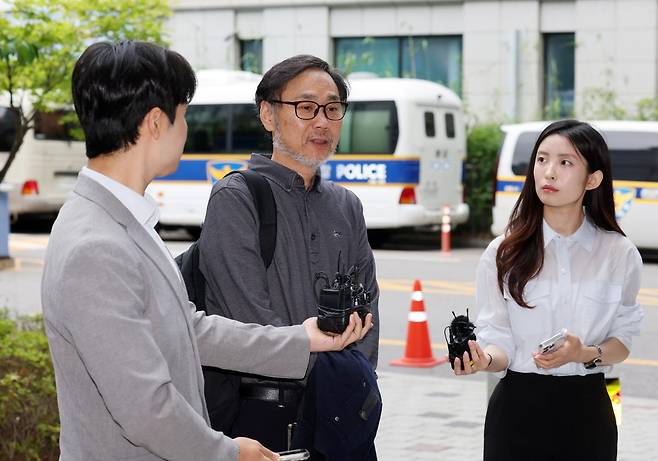 김순환(가운데) 서민민생대책위원회 사무총장이 6.3 지방선거 투표용지 부족 사태와 관련해 고발인 조사를 받기 위해 8일 서울 강동구 강동경찰서에 출석하면서 취재진의 질문에 답하고 있다. 뉴시스