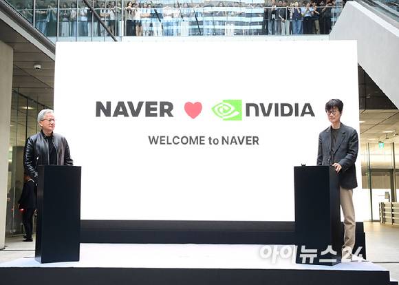 젠슨 황 엔비디아 최고경영자(CEO)가 8일 경기도 성남시 정자동에 위치한 네이버 1784 사옥에 방문해 이해진 네이버 의장과 환영식을 갖고 있다. [사진=정소희 기자]