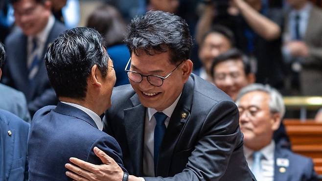정청래 더불어민주당 대표와 송영길 의원이 지난 5일 국회 본관에서 열린 의원총회에 앞서 인사를 나누고 있다. 최근 송 의원은 지방선거 공천 과정과 관련해 지도부 책임론을 제기했다. (정청래 대표 페이스북)