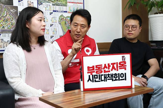 오세훈 서울시장이 지난달 서울의 한 중개업소에서 시민들과 이야기를 나누고 있다. [뉴스1]