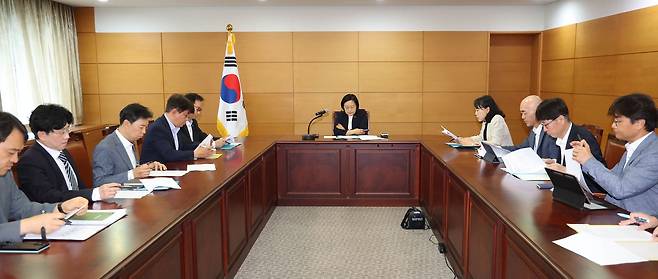 한성숙 국무총리 후보자가 8일 인사청문회 준비단 사무실에서 첫 회의를 하고 있다.