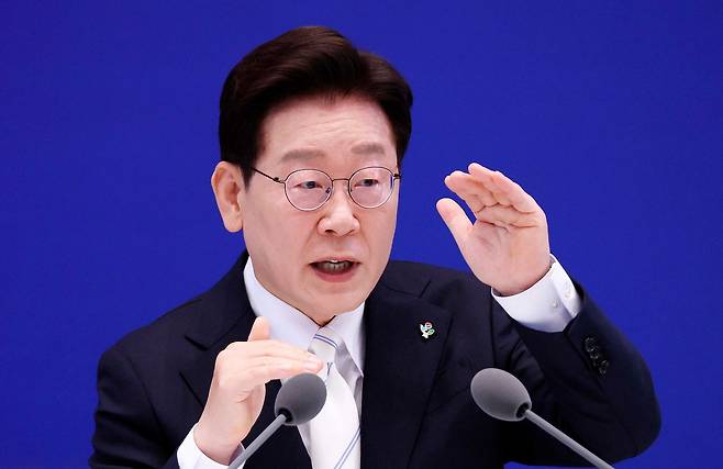 이재명 대통령이 8일 청와대에서 열린 취임 1주년 기자회견에서 취재진의 질문에 답하고 있다. 청와대사진기지단