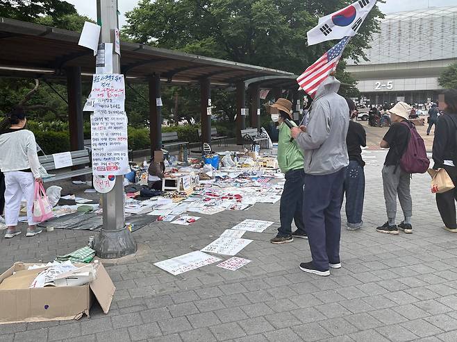 8일 오전 서울 송파구 올림픽공원 투표소 봉쇄 시위 현장에 성조기와 부정선거 관련 팻말이 재등장했다. 김예정 기자