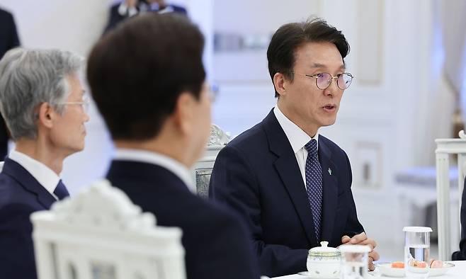 김민석 국무총리가 8일 청와대에서 열린 4부 요인 회동에서 발언하고 있다. 뉴스1