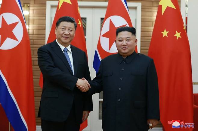▲ 지난 2019년 6월 20일 평양을 방문한 시진핑 중국 국가주석이 북중정상회담에 앞서 김정은 북한 국무위원장과 악수하는 모습 [연합뉴스]