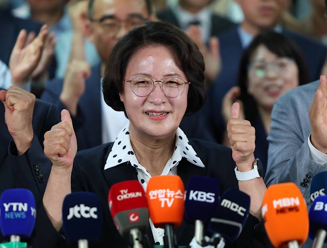 제9회 전국동시지방선거 경기도지사에 출마한 더불어민주당 추미애 후보가 4일 경기도 수원시 선거사무소에서 당선이 확실시되자 기뻐하고 있다.  연합뉴스